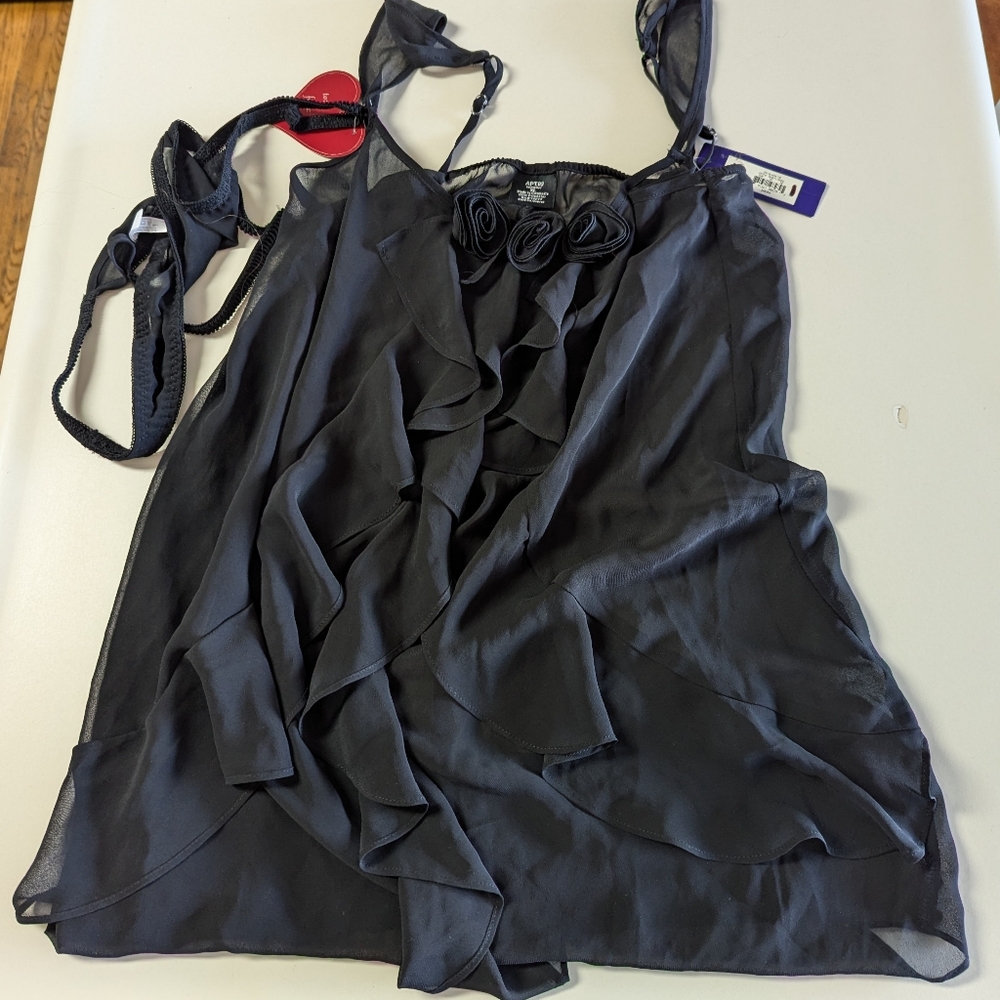 Lingerie set - cami and thong panty. Black rose details. XL.